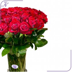 مزهرية جوري احمر ساحرة