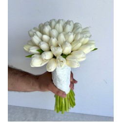 مسكة التوليب الجميل للعروس