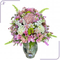 فازة زهور وردية مذهلة