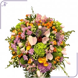 مزهرية زهور متنوعة متألقة