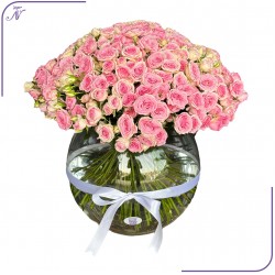 مزهرية زهور وردية جذابة