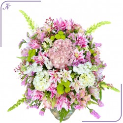 فازة زهور وردية مذهلة